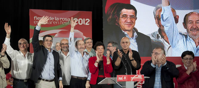 El secretario general del PSOE, Alfredo Pérez Rubalcaba junto al lehendakari, Patxi López, y el consejero del Interior, Rodolfo Ares, en la Fiesta de la Rosa de los socialistas vascos de este domingo. El secretario general del PSOE, Alfredo Pérez Rubalcaba junto al lehendakari, Patxi López, y el consejero del Interior, Rodolfo Ares, en la Fiesta de la Rosa de los socialistas vascos de este domingo.