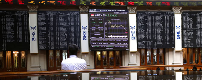 Varios paneles de la Bolsa de Madrid que muestran el principal indicador de la Bolsa española, el IBEX 35. Varios paneles de la Bolsa de Madrid que muestran el principal indicador de la Bolsa española, el IBEX 35.