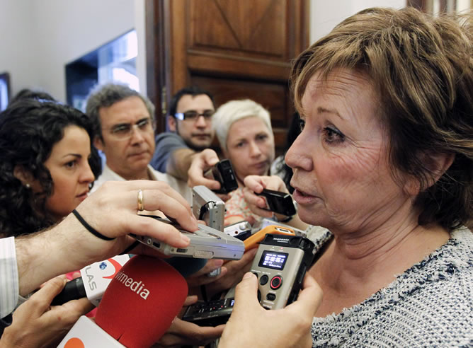La vicepresidenta primera del Congreso, Celia Villalobos, comparece ante los medios en los pasillos del Congreso La vicepresidenta primera del Congreso, Celia Villalobos, comparece ante los medios en los pasillos del Congreso