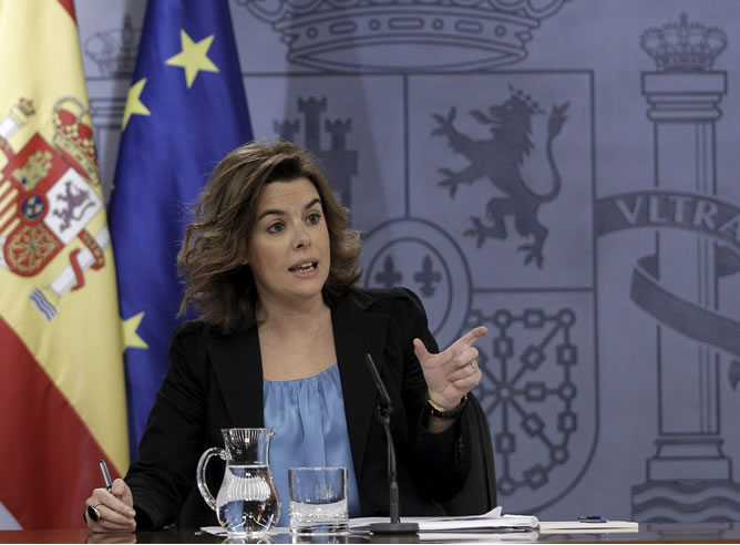 La vicepresidenta del Gobierno, Soraya Sáenz de Santamaría, durante la rueda de prensa posterior a la reunión hoy del Consejo de Ministros La vicepresidenta del Gobierno, Soraya Sáenz de Santamaría, durante la rueda de prensa posterior a la reunión hoy del Consejo de Ministros