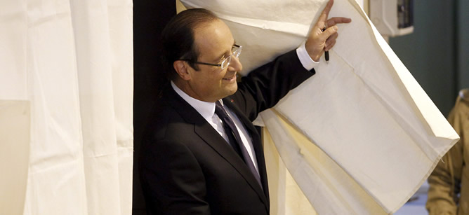 El presidente francés, François Hollande, abandona una cabina de votaciones antes de ejercer su derecho al voto en un colegio electoral en Tulle (Francia) El presidente francés, François Hollande, abandona una cabina de votaciones antes de ejercer su derecho al voto en un colegio electoral en Tulle (Francia)