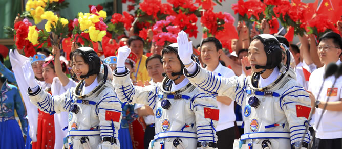 Los astronautas Liu Yang, Liu Wang y Jing Haipeng antes de subir a la nave Shenzhou-9 Los astronautas Liu Yang, Liu Wang y Jing Haipeng antes de subir a la nave Shenzhou-9