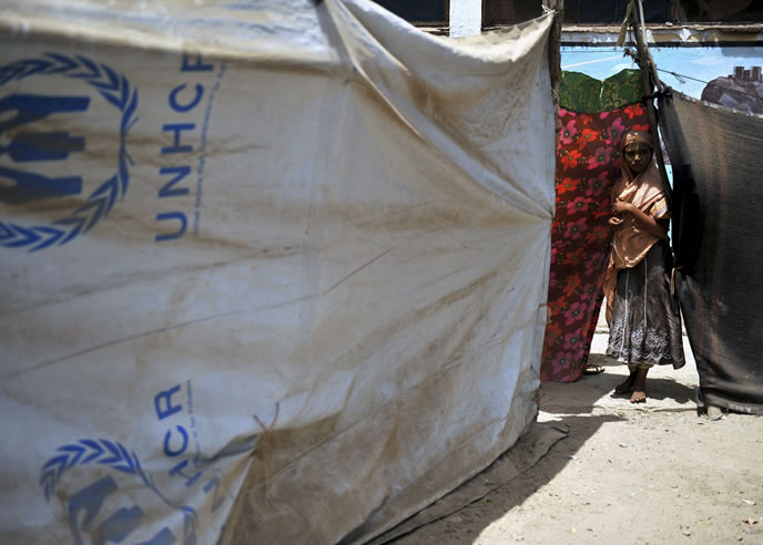 Una mujer yemení frente a un antiguo colegio habilitado actualmente para regugiados en Aden (Yemen) Una mujer yemení frente a un antiguo colegio habilitado actualmente para regugiados en Aden (Yemen)