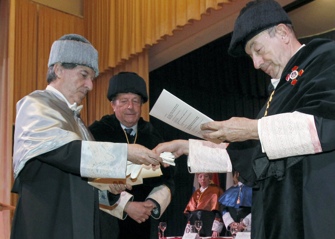 El rector de la UIMP, Salvador Ordoñez, acompañado por el ex director general de la UNESCO, Federico Mayor Zaragoza, durante la investidura del periodista Iñaki Gabilondo. El rector de la UIMP, Salvador Ordoñez, acompañado por el ex director general de la UNESCO, Federico Mayor Zaragoza, durante la investidura del periodista Iñaki Gabilondo.