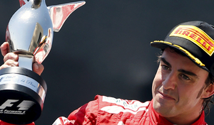 El piloto asturiano levanta la Copa de campeón del Gran Premio de Europa en Valencia El piloto asturiano levanta la Copa de campeón del Gran Premio de Europa en Valencia
