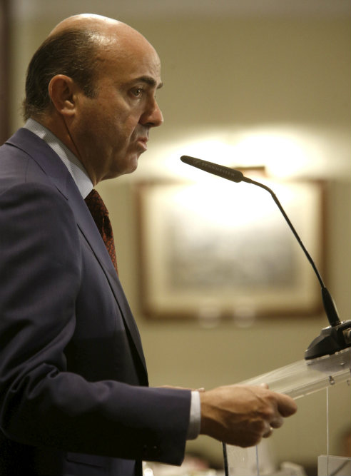 El ministro de Economía , Luis de Guindos, durante su participación hoy en un desayuno informativo organizado por Europa Press, donde ha recalcado el rotundo compromiso del Gobierno con el objetivo de déficit público, para lo que se harán "esfuerzos adicionales" en "distintos componentes de la administración" que se conocerán "en las próximas semanas". EFE/Javier Lizón El ministro de Economía , Luis de Guindos, durante su participación hoy en un desayuno informativo organizado por Europa Press, donde ha recalcado el rotundo compromiso del Gobierno con el objetivo de déficit público, para lo que se harán "esfuerzos adicionales" en "distintos componentes de la administración" que se conocerán "en las próximas semanas". EFE/Javier Lizón