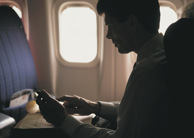 Un pasajero durante un vuelo comercial Un pasajero durante un vuelo comercial