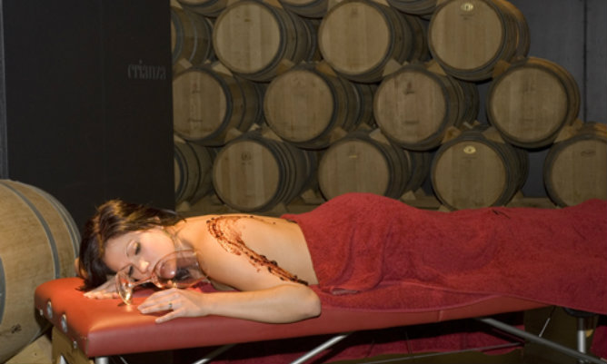 Sesión de vinoterapia en el alojamiento rural Casa Tila en La Rioja. Sesión de vinoterapia en el alojamiento rural Casa Tila en La Rioja.