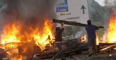 Los mineros que forman parte de la marcha negra a su llegada a la localidad segoviana de Villacastín, este viernes Los mineros que forman parte de la marcha negra a su llegada a la localidad segoviana de Villacastín, este viernes