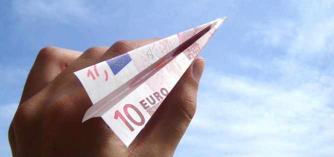 Algunas aerolíneas han cobrado ya un recargo a los clientes que compraron un billete antes de que entraran en vigor las nuevas tasas fijadas por el Gobierno. Algunas aerolíneas han cobrado ya un recargo a los clientes que compraron un billete antes de que entraran en vigor las nuevas tasas fijadas por el Gobierno.