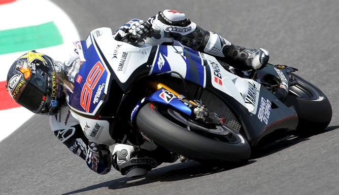 El piloto español de MotoGP Jorge Lorenzo (Yamaha) toma una curva durante la sesión de entrenamientos libres para el Gran Premio de Italia de motociclismo, disputada el sábado 14 de julio de 2012 en el circuito de Mugello (Italia). El piloto español de MotoGP Jorge Lorenzo (Yamaha) toma una curva durante la sesión de entrenamientos libres para el Gran Premio de Italia de motociclismo, disputada el sábado 14 de julio de 2012 en el circuito de Mugello (Italia).
