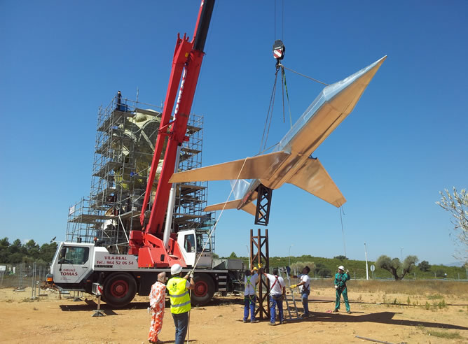 La escultura de Ripollés del aeropuerto de Castellón se remata con un avión de acero inoxidable La escultura de Ripollés del aeropuerto de Castellón se remata con un avión de acero inoxidable