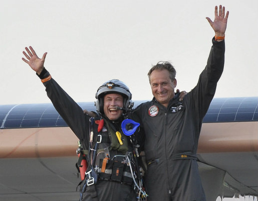 André Broschberg, piloto y jefe ejecutivo del avión solar 'Solar Impulse' y Bertrand Piccard, fundador, presidente y piloto, saludan tras el aterrizaje del avión solar experimental "Solar Impulse", en la base de Payerne, Suiza. André Broschberg, piloto y jefe ejecutivo del avión solar 'Solar Impulse' y Bertrand Piccard, fundador, presidente y piloto, saludan tras el aterrizaje del avión solar experimental "Solar Impulse", en la base de Payerne, Suiza.