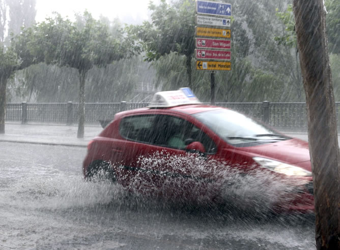 Un coche circula por la Avenida de Castilla, en Palencia, durante la tromba de agua y granizo, acompañada de aparato eléctrico, que se desencadenó este miércoles Un coche circula por la Avenida de Castilla, en Palencia, durante la tromba de agua y granizo, acompañada de aparato eléctrico, que se desencadenó este miércoles