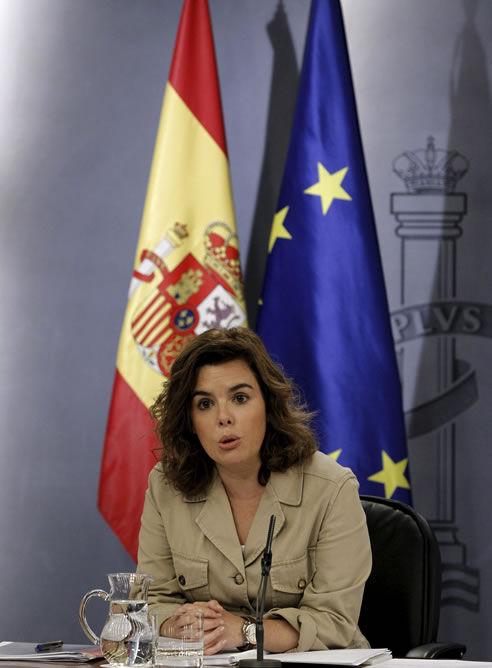 La vicepresidenta del Gobierno, Soraya Sáenz de Santamaría, durante la rueda de prensa que ha ofrecido tras la reunión del Consejo de Ministros La vicepresidenta del Gobierno, Soraya Sáenz de Santamaría, durante la rueda de prensa que ha ofrecido tras la reunión del Consejo de Ministros