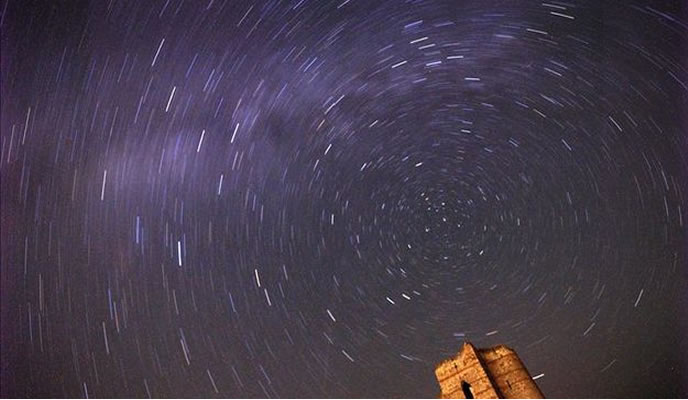 Lluvia de estrellas fugaces conocida como Perseidas Lluvia de estrellas fugaces conocida como Perseidas