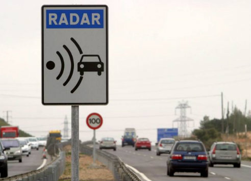 Aviso de radar en una carretera Aviso de radar en una carretera