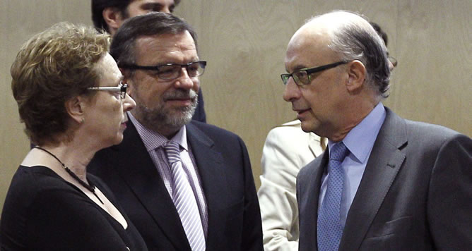 Montoro conversa con la consejera de Hacienda de la Junta de Andalucía, Carmen Martínez Aguayo, al inicio del Consejo de Política Fiscal y Financiera, que posteriormente ha abandonado Montoro conversa con la consejera de Hacienda de la Junta de Andalucía, Carmen Martínez Aguayo, al inicio del Consejo de Política Fiscal y Financiera, que posteriormente ha abandonado