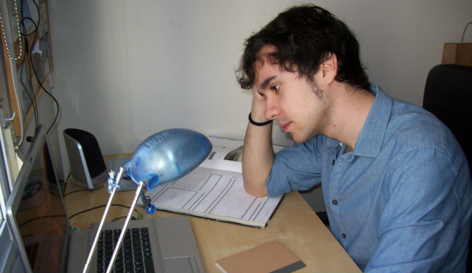 Daniel ha estudiado arquitectura y pasa los días mandando currículos a todas las ofertas de empleo que llegan a su correo. Daniel ha estudiado arquitectura y pasa los días mandando currículos a todas las ofertas de empleo que llegan a su correo.