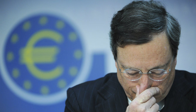 El presidente del BCE, Mario Draghi, llamó este jueves a los países en apuros a "estar preparados" para solicitar una intervención en los mercados del fondo europeo de rescate El presidente del BCE, Mario Draghi, llamó este jueves a los países en apuros a "estar preparados" para solicitar una intervención en los mercados del fondo europeo de rescate