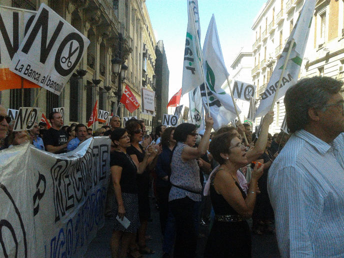 Primer asalto de los funcionarios frente al Ministerio de Hacienda Primer asalto de los funcionarios frente al Ministerio de Hacienda