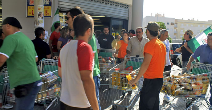 Militantes del Sindicato Andaluz de Trabajadores que han entrado en un supermercado de Écija (Sevilla) Militantes del Sindicato Andaluz de Trabajadores que han entrado en un supermercado de Écija (Sevilla)
