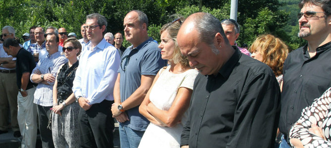 El diputado general de Guipúzcoa, Martin Garitano (2d), y el dirigente de Bildu, Peio Urizar (d), junto a los dirigentes del PNV, Joseba Egibar (4d), y Markel Olano (5d), acompañan a familiares del empresario Joxe Mari Korta asesinado por ETA el 8 de agosto de 2000, durante la concentración celebrada en la localidad guipuzcoana de Zumaia para recordar al que fuera presidente de la patronal guipuzcoana Adegi al cumplirse el duodécimo aniversario de su asesinato. El diputado general de Guipúzcoa, Martin Garitano (2d), y el dirigente de Bildu, Peio Urizar (d), junto a los dirigentes del PNV, Joseba Egibar (4d), y Markel Olano (5d), acompañan a familiares del empresario Joxe Mari Korta asesinado por ETA el 8 de agosto de 2000, durante la concentración celebrada en la localidad guipuzcoana de Zumaia para recordar al que fuera presidente de la patronal guipuzcoana Adegi al cumplirse el duodécimo aniversario de su asesinato.