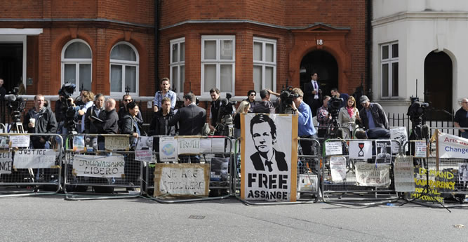 Simpatizantes de Julian Assange muestran su apoyo al fundador de Wikileaks en la embajada de Ecuador en Londres (Reino Unido) Simpatizantes de Julian Assange muestran su apoyo al fundador de Wikileaks en la embajada de Ecuador en Londres (Reino Unido)