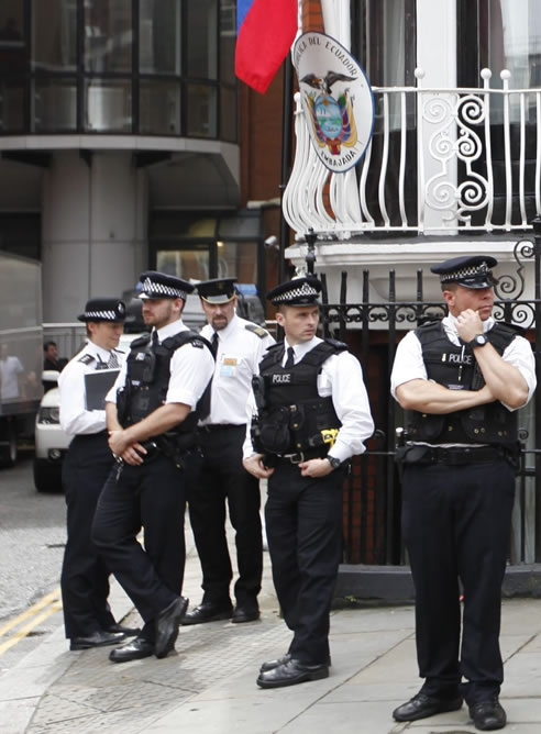 Agentes de la policía británica hacen guardia a la entrada de la embajada de Ecuador en Londres, Reino Unido, donde permanece el fundador de WikiLeaks. Agentes de la policía británica hacen guardia a la entrada de la embajada de Ecuador en Londres, Reino Unido, donde permanece el fundador de WikiLeaks.