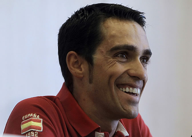 Alberto Contador sonríe durante una rueda de prensa Alberto Contador sonríe durante una rueda de prensa