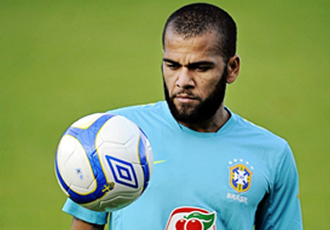 El jugador del Barcelona, Dani Alves, durante un entrenamiento con la selección de Brasil El jugador del Barcelona, Dani Alves, durante un entrenamiento con la selección de Brasil