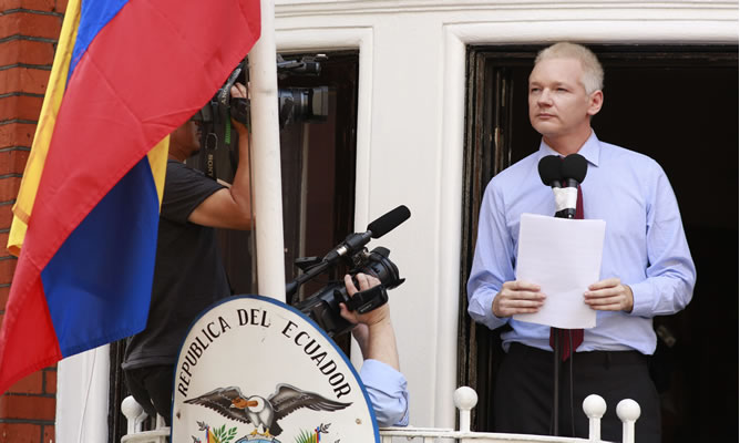Julian Assange en un balcón de la Embajada de Ecuador en Londres Julian Assange en un balcón de la Embajada de Ecuador en Londres