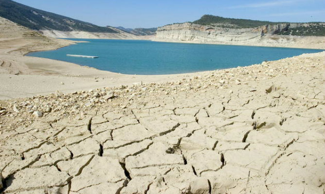 Un pantano a menos de la mitad de su capacidad debido a la sequia. Un pantano a menos de la mitad de su capacidad debido a la sequia.
