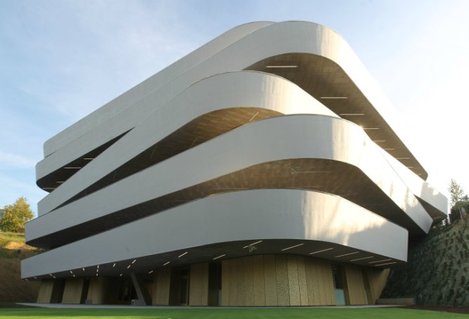 "El edificio de la facultad de Gastronomía está inspirado en cinco platos mal apilados" "El edificio de la facultad de Gastronomía está inspirado en cinco platos mal apilados"