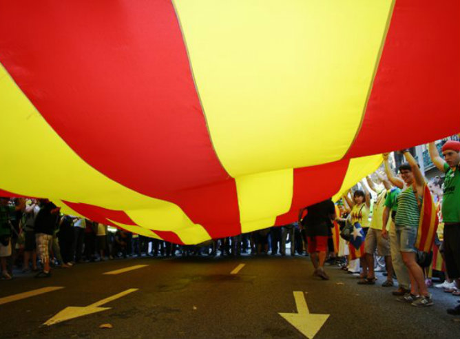 Varias decenas de catalanes ondean una bandera gigante de Cataluña Varias decenas de catalanes ondean una bandera gigante de Cataluña