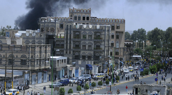 Vista general de la protesta frente a la emabajada de EEUU en Sanaa, Yemen Vista general de la protesta frente a la emabajada de EEUU en Sanaa, Yemen