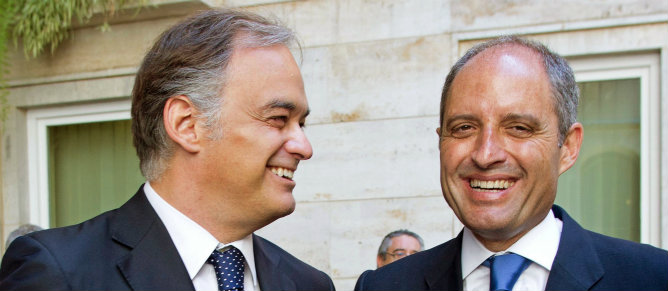 Francisco Camps conversa con Esteban González Pons en una imagen de archivo Francisco Camps conversa con Esteban González Pons en una imagen de archivo
