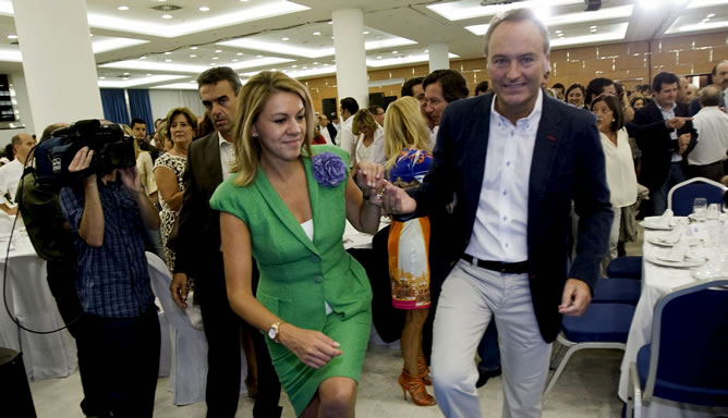 María Dolores de Cospedal, secretaria general del Partido Popular y presidenta de Castilla-La Mancha, y Alberto Fabra, presidente del PPCV y de la Generalitat Valenciana, en la cena de inicio del curso político del PPCV, esta noche en Gandía. María Dolores de Cospedal, secretaria general del Partido Popular y presidenta de Castilla-La Mancha, y Alberto Fabra, presidente del PPCV y de la Generalitat Valenciana, en la cena de inicio del curso político del PPCV, esta noche en Gandía.