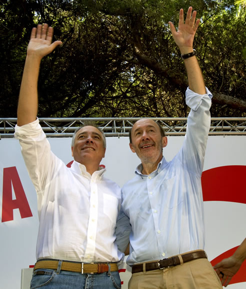 Alfredo Pérez Rubalcaba, junto al primer secretario del PSC, Pere Navarro en la Fiesta de la Rosa. Alfredo Pérez Rubalcaba, junto al primer secretario del PSC, Pere Navarro en la Fiesta de la Rosa.