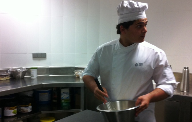 Manuel Soto es uno de los alumnos de la primera promoción de la Facultad de Gastronomía Manuel Soto es uno de los alumnos de la primera promoción de la Facultad de Gastronomía