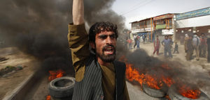 Un afgano grita lemas en contra de EEUU durante una manifestación en Kabul Un afgano grita lemas en contra de EEUU durante una manifestación en Kabul