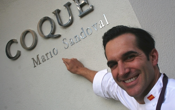 El chef del restaurante Coque, frente a la fachada de su establecimiento, en Humanes (Madrid). El chef del restaurante Coque, frente a la fachada de su establecimiento, en Humanes (Madrid).
