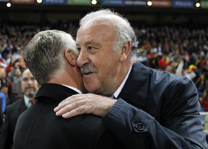 El entrenador de la selección española, Vicente del Bosque (d), saluda al técnico francés, Didier Deschamps (i), momentos antes del inicio del partido de la fase de clasificación para el Mundial 2014 de Brasil El entrenador de la selección española, Vicente del Bosque (d), saluda al técnico francés, Didier Deschamps (i), momentos antes del inicio del partido de la fase de clasificación para el Mundial 2014 de Brasil