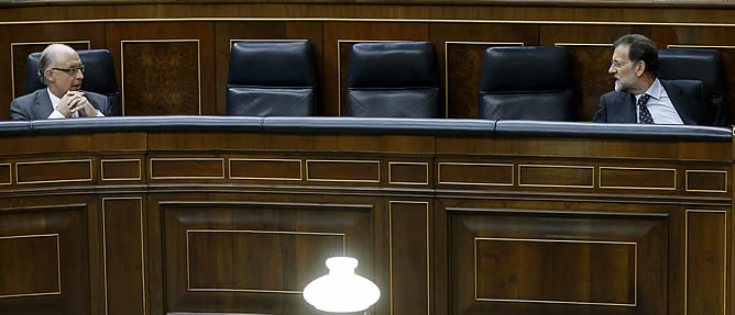 Mariano Rajoy habla desde su escaño con el ministro de Haciencia, Cristóbal Montoro, en el debate de los Presupuestos Generales del Estado para 2013 Mariano Rajoy habla desde su escaño con el ministro de Haciencia, Cristóbal Montoro, en el debate de los Presupuestos Generales del Estado para 2013