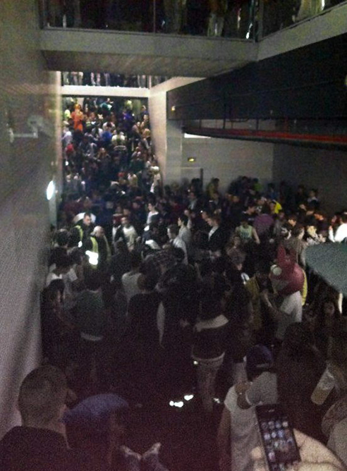 Colapso en el pasillo que comunica con la pista central del Madrid Arena durante la celebración de la fiesta de Halloween. Colapso en el pasillo que comunica con la pista central del Madrid Arena durante la celebración de la fiesta de Halloween.
