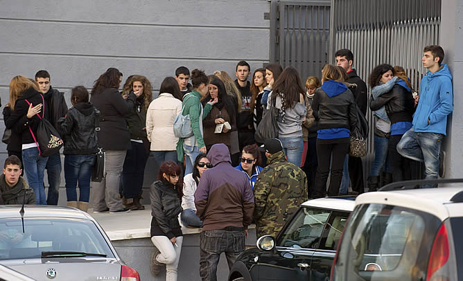 Un grupo de jóvenes, en la entrada del tanatorio de Daganzo, donde han acudido a despedir a Katia Esteban Casielles, de 18 años, una de las tres fallecidas en el recinto de Madrid Aren Un grupo de jóvenes, en la entrada del tanatorio de Daganzo, donde han acudido a despedir a Katia Esteban Casielles, de 18 años, una de las tres fallecidas en el recinto de Madrid Aren