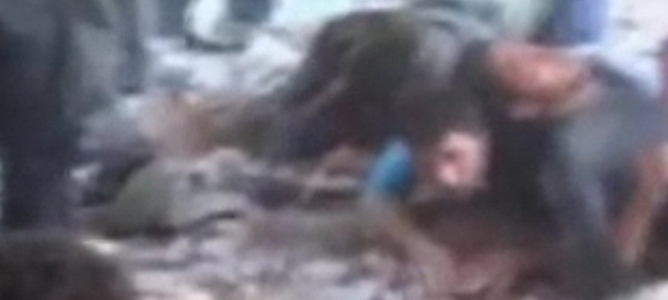 Fotograma del vídeo colgado en la red en el que supuestamente fuerzas rebeldes ejecutan a soldados gubernamentales. Fotograma del vídeo colgado en la red en el que supuestamente fuerzas rebeldes ejecutan a soldados gubernamentales.