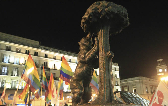 Banderas arcoíris junto a la escultura del Oso y el Madroño, en la Puerta del Sol en Madrid, donde colectivos de gays y lesbianas celebran la decisión adoptada por el Tribunal Constitucional español de avalar el matrimonio homosexual Banderas arcoíris junto a la escultura del Oso y el Madroño, en la Puerta del Sol en Madrid, donde colectivos de gays y lesbianas celebran la decisión adoptada por el Tribunal Constitucional español de avalar el matrimonio homosexual