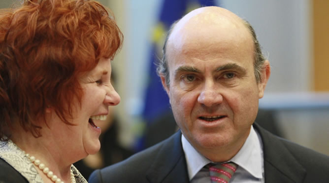 El ministro español de Economía, Luis de Guindos y la presidenta de la Comisión de Asuntos Económicos de la Eurocámara, Sharon Bowles, durante su comparecencia ante el Comité de Asuntos Económicos de la Eurocámara en Bruselas El ministro español de Economía, Luis de Guindos y la presidenta de la Comisión de Asuntos Económicos de la Eurocámara, Sharon Bowles, durante su comparecencia ante el Comité de Asuntos Económicos de la Eurocámara en Bruselas