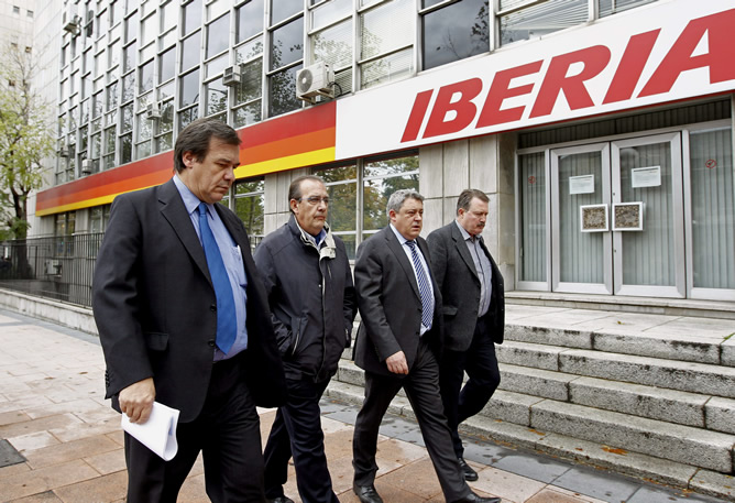 El secretario federal del sector aéreo de UGT, Francisco Rodríguez (2i), acompañado de los representantes de los sindicatos que integran el Consejo Económico y Social (CES), UGT, CCOO y los pilotos del Sepla, a su llegada a la reunión en la sede de la aerolínea en Madrid El secretario federal del sector aéreo de UGT, Francisco Rodríguez (2i), acompañado de los representantes de los sindicatos que integran el Consejo Económico y Social (CES), UGT, CCOO y los pilotos del Sepla, a su llegada a la reunión en la sede de la aerolínea en Madrid